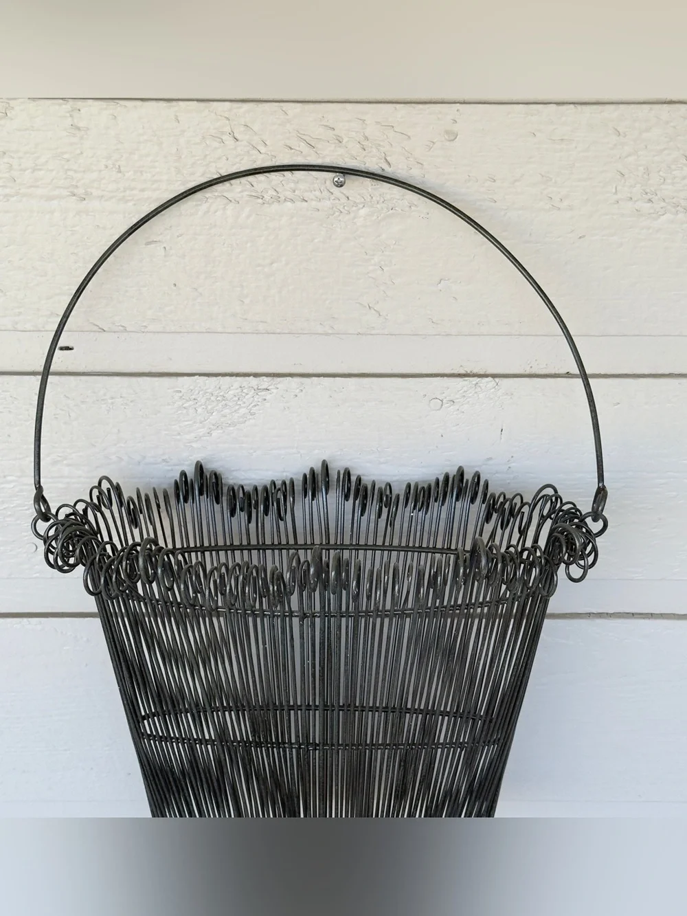 Black Metal Wire Wall Pocket Vase Planter/ Basket Organizer Whimsical Twirly Rim